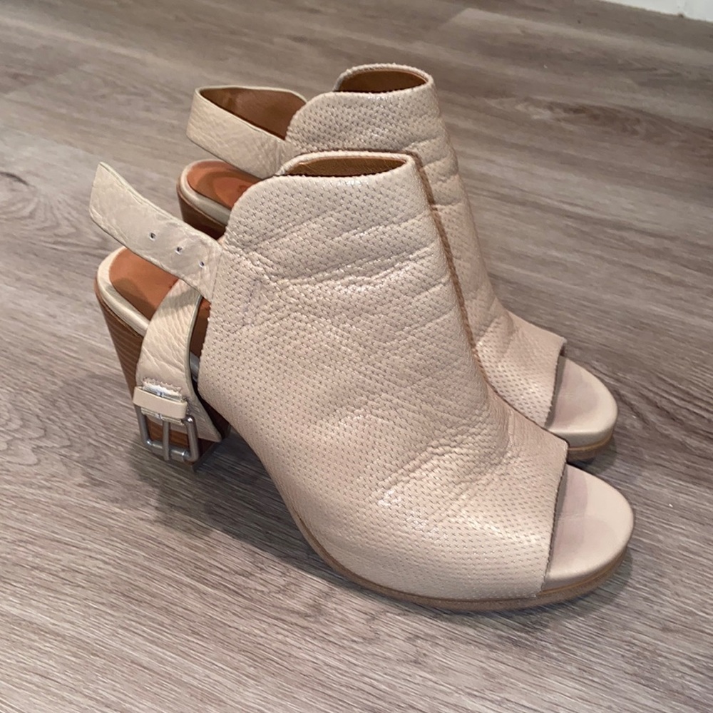 Gentle Souls Kenneth Cole Sadie Cream Peep Toe Buckle Ankle Booties